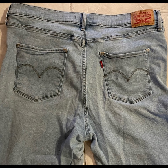 Woman’s Levi’s 314 - blue light wash - straight leg - size 33 - Picture 5 of 5